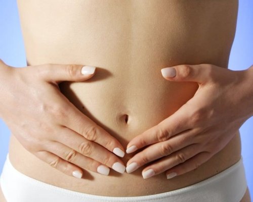 Stomac și mâini umflate: Simptomul pe care nu trebuie să îl ignori 