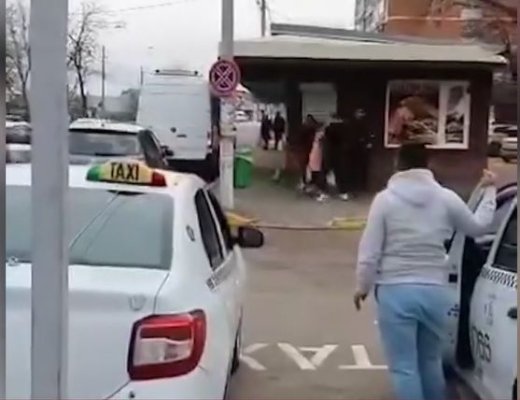 Bătaie cu pumni şi picioare între doi bărbaţi şi o femeie, după o şicanare în trafic