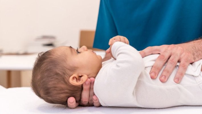  Afacerea foarte profitabilă a doctorilor care le taie limba bebelușilor