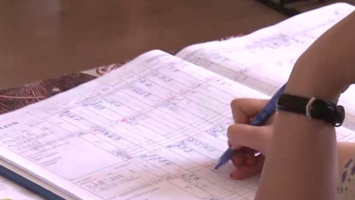 Un elev va primi 3.000 de euro despăgubiri după ce a făcut mișto de o profesoară
