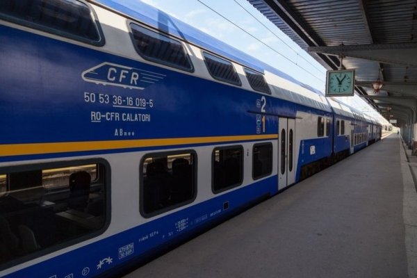 Pericol! Un tren cu 60 de călători a luat foc într-o gară