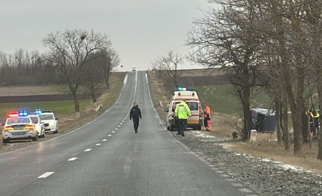 Autoturism răsturnat, la ieșire din Ciocârlia
