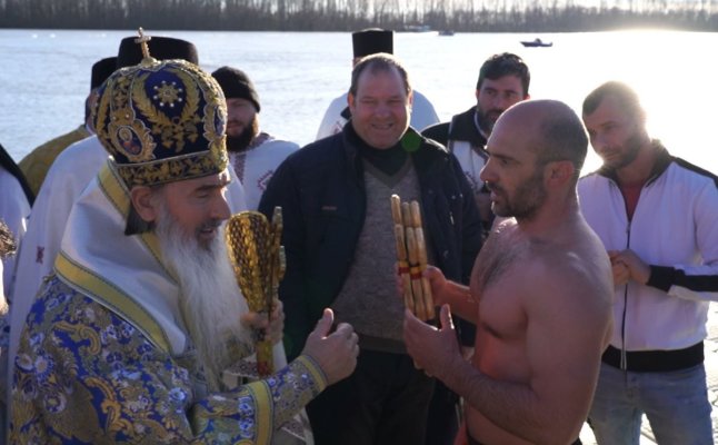 Un tânăr curajos a recuperat crucile aruncate în Dunăre, de Bobotează, la Hârșova. Video
