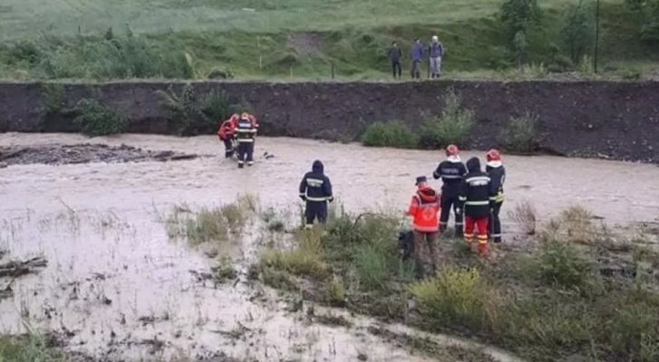 Un consilier local din Tulcea a inundat două localități, după ce a încercat să facă manevre neautorizate în zona lacului Babadag