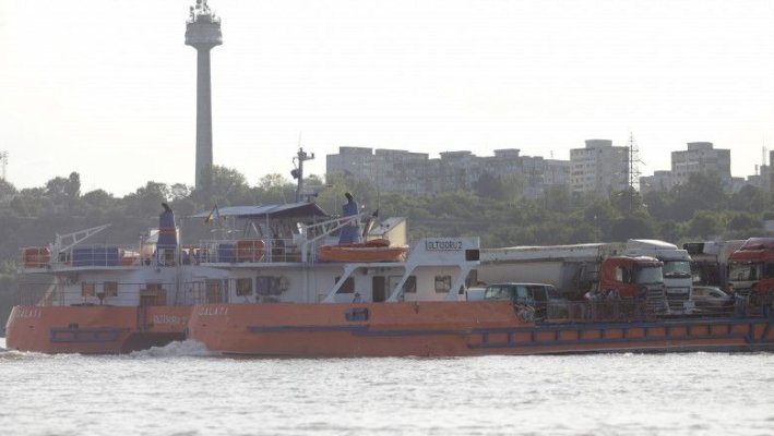 Dunărea s-a umflat la Galați. Mașinile trec prin apă pentru a urca pe bac