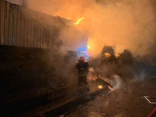 Incendiu produs la o magazie cu pericol de propagare, în municipiul Tulcea
