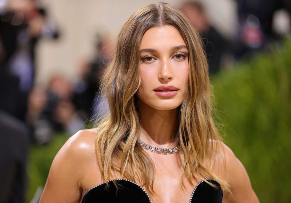 Culmea modei! Hailey Bieber, în costum de baie și cizme de blană