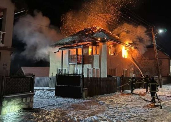 Un bărbat a fost găsit carbonizat, după ce locuința sa a fost mistuită de flăcări