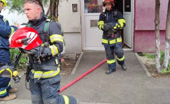 Pompierii constănțeni intervin pentru stingerea unui incendiu, pe strada Poporului