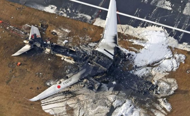 Japonia - Coliziune pe aeroport: Piloţii avionului de linie nu au văzut aeronava de la sol