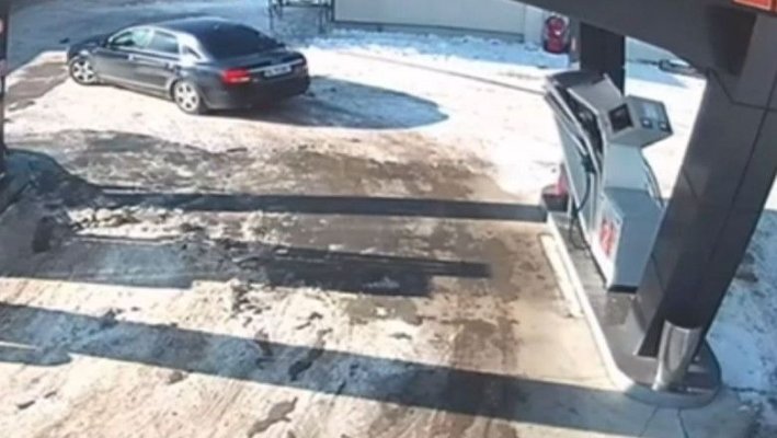 Incident periculos într-o benzinărie din Tecuci: Un șofer a plecat cu tot cu furtunul de la pompă, după ce a alimentat