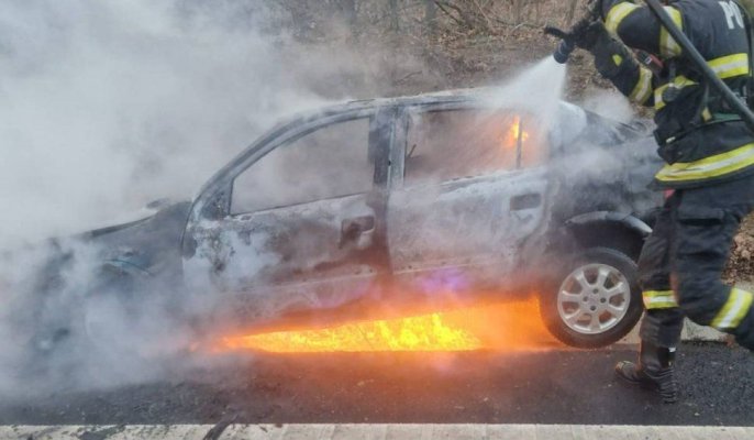 O mașină cu mai mulți pasageri a luat foc, în urma unui accident