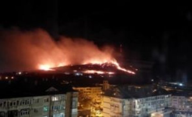 Culmea muntelui Pietricica a ars ca o torță, din cauza artificiilor