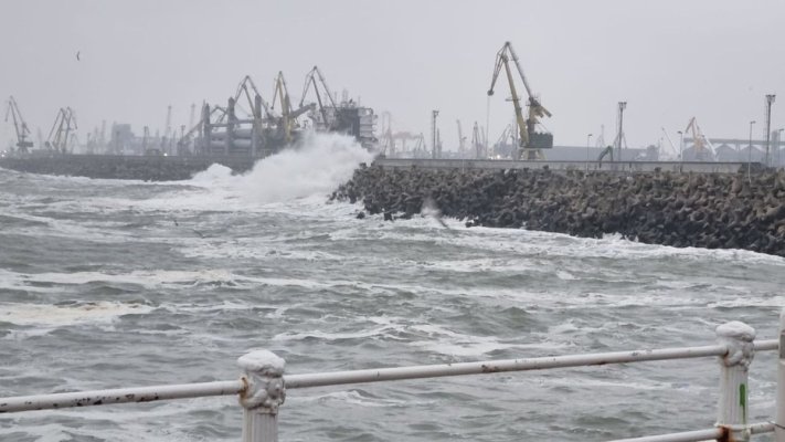 Manevrele navelor în toate porturile de la malul Mării Negre, suspendate din cauza vântului puternic