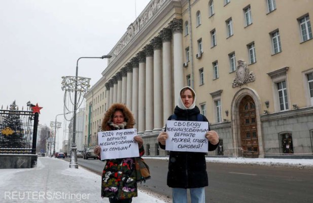 Rusia: Protest al soţiilor unor bărbaţi mobilizaţi sub zidurile Kremlinului