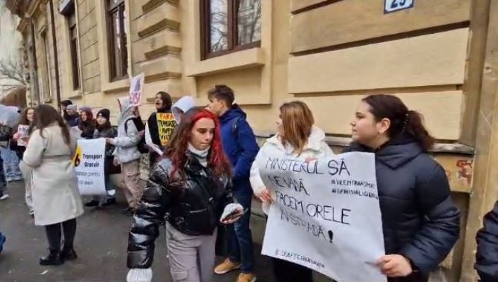 AEC critică dezinteresul ministrului Deca față de elevi, după ce au protestat 2 ore în fața Ministerului