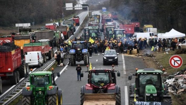 Fermierii francezi au început să blocheze intrările în Paris. Video 