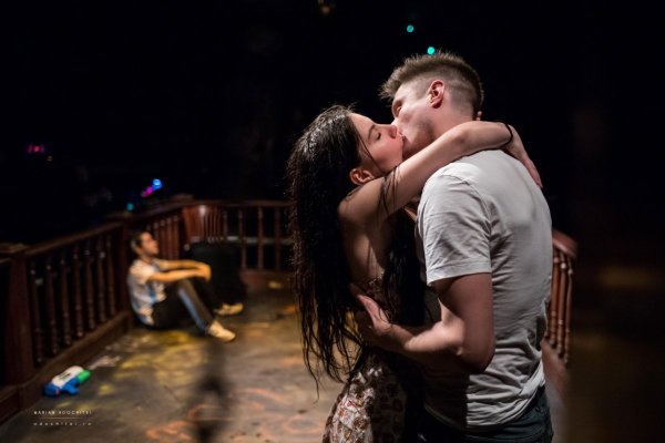 „Jocuri în curtea din spate” și „Meciul de comedie” – spectacolele  acestui weekend la Teatrul de Stat Constanța