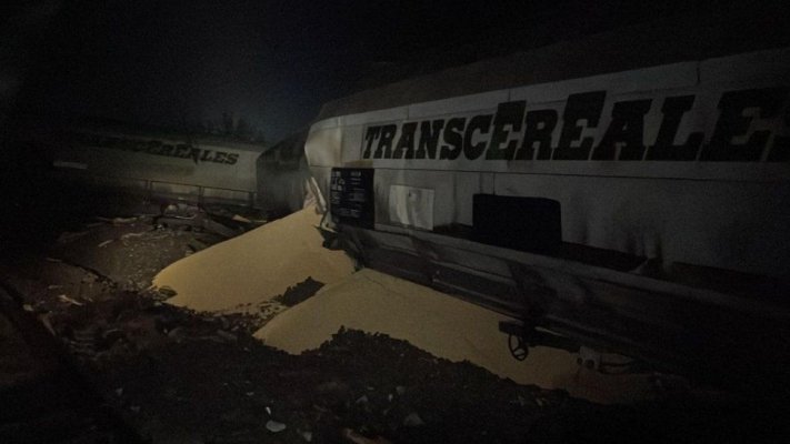 Un tren de marfă a deraiat: Zece vagoane sunt răsturnate pe calea ferată