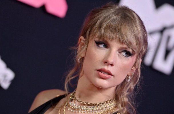 Taylor Swift ameninţă că va da în judecată un student care monitorizează deplasările avionului său privat