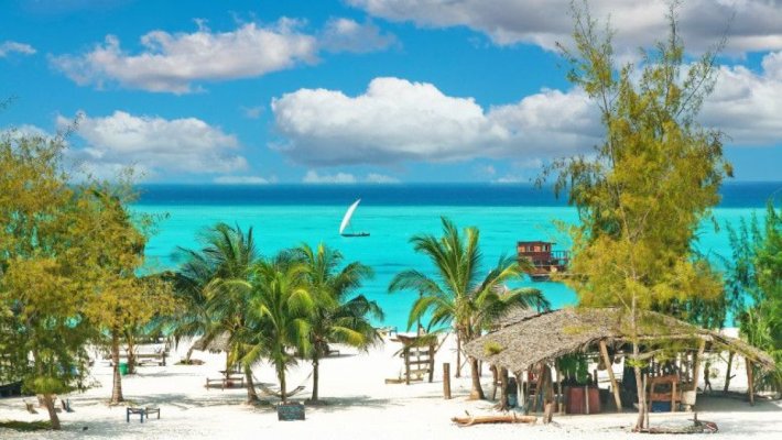Patru români au fost diagnosticați cu malarie severă, după ce au călătorit în Zanzibar