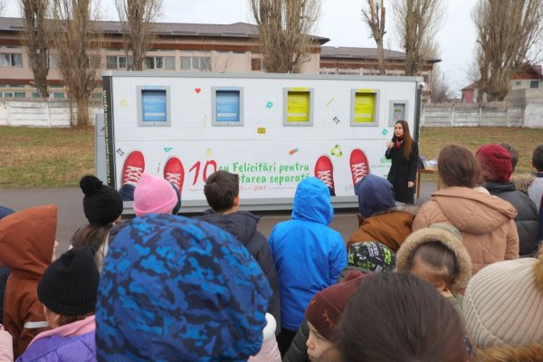 O excursie la Destiny Park, cadou pentru elevii care reciclează deșeurile la Școala Gimnazială Nr. 22 „I.C. Brătianu”