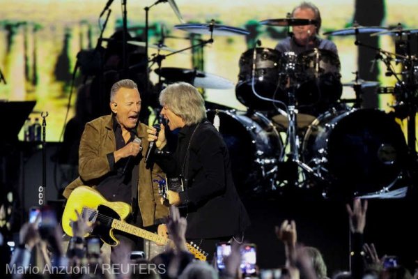 Bruce Springsteen, pe scenă alături de Bon Jovi la un spectacol caritabil organizat înaintea galei Premiilor Grammy