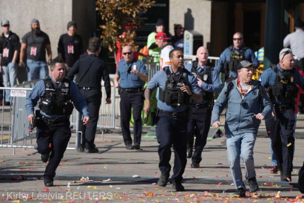 Focuri de armă la parada Super Bowl: Doi adulţi inculpaţi pentru crimă
