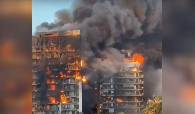 Alertă la Valencia! Arde un bloc de 14 etaje, mai mulți locatari sunt prinși înăuntru. Video