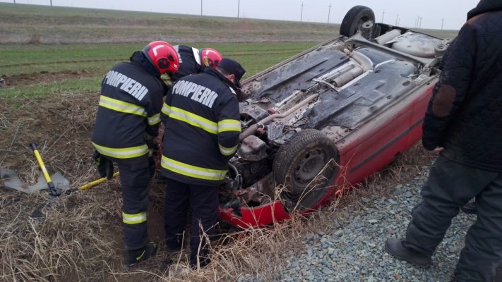 Accident rutier: o mașină răsturnată la ieșire din Săcele spre Istria