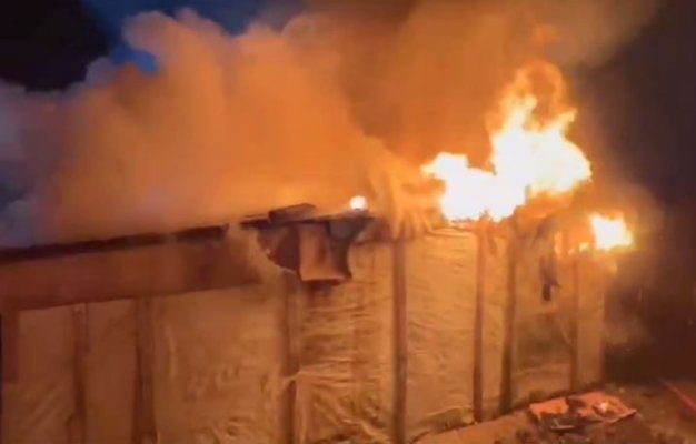 Casă în flăcări, pe bulevardul Aurel Vlaicu, în spatele reprezentanței Mercedes. Video