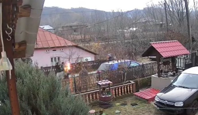 Bărbat incendiat de trei adolescenţi, pentru faimă pe Tik Tok. Video