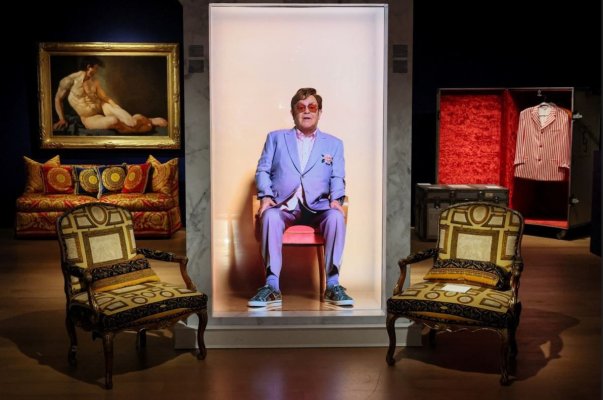8 milioane de dolari pentru o colecţie a cântăreţului Elton John, vândută la licitaţie la New York
