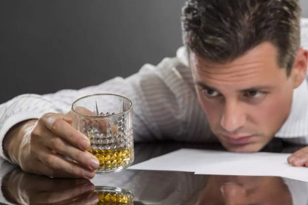 Experții au explicat ce se întâmplă în corpul tău dacă iei pastile și consumi alcool