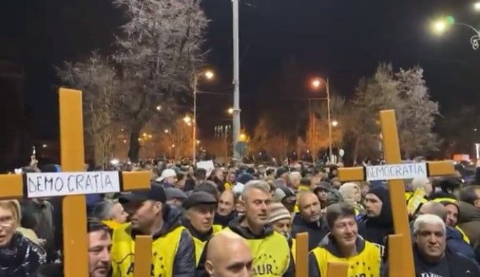 Membrii AUR protestează cu dric, sicriu și cruci în fața Guvernului. Video