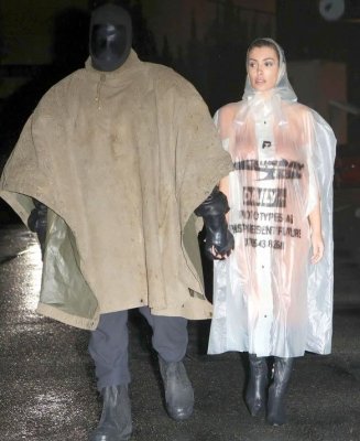 Kanye West și-a îmbrăcat soția într-un „sac de gunoi”! Bianca Censori, aproape goală pe stradă