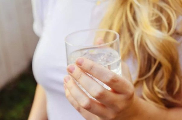 Endocrinolog, despre efectul consumului de apă caldă pe stomacul gol