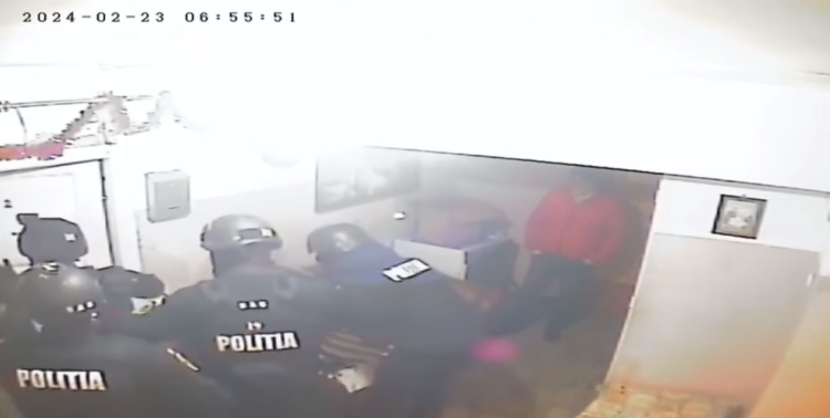 Mascații au greșit din nou adresa! Bărbat amenințat cu pistolul, în fața copilului. Video