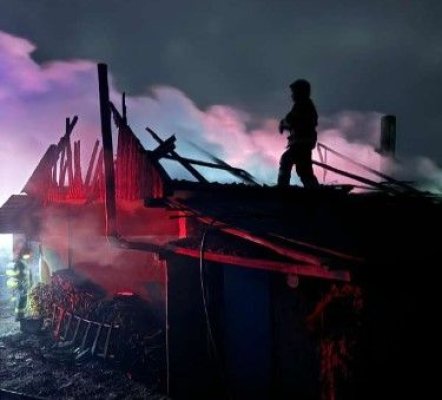 Un bărbat şi-ar fi incendiat locuinţa după care s-a sinucis