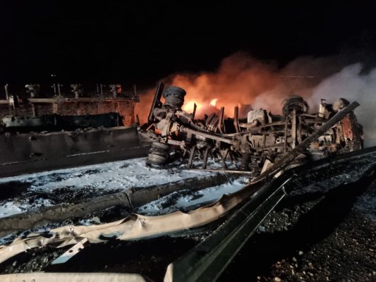 Șofer de autocisternă, carbonizat într-un grav accident. Video