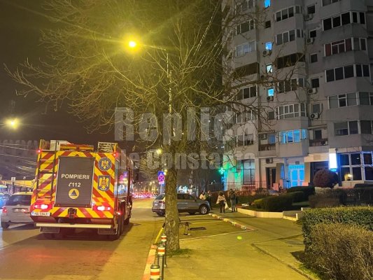 Persoană supraponderală, transportată de pompieri la spital. Video