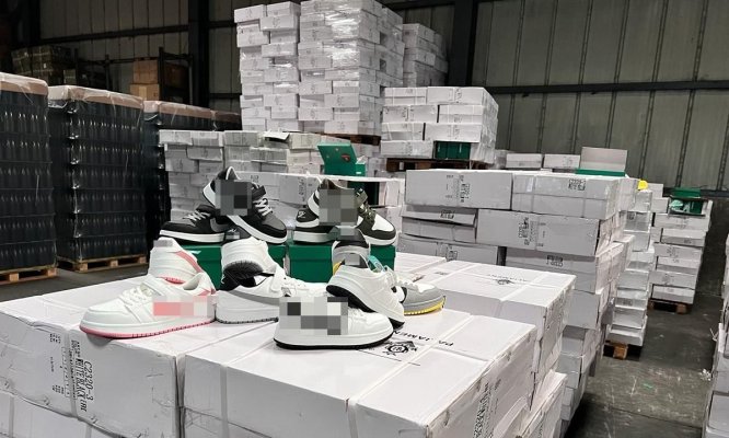 Încălţăminte NIKE, posibil contrafăcută, în valoare de 4,8 milioane de lei, descoperită în Portul Constanţa
