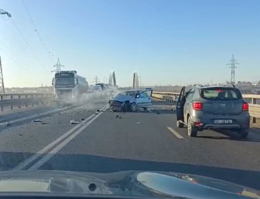 Accident rutier pe pod la Ovidiu între un TIR și un autoturism. Video
