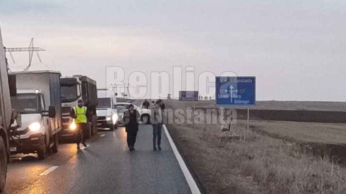 Carambol între trei mașini, cu două victime, la Gura Dobrogei. Video