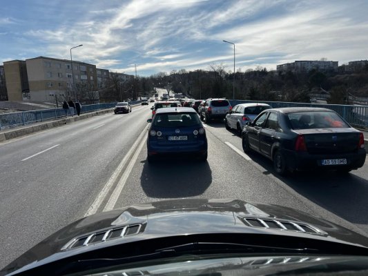 Două mașini s-au ciocnit pe podul din Medgidia