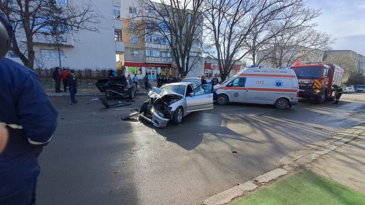 Două mașini s-au făcut praf, în Medgidia. Video
