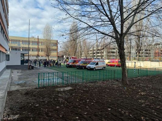 Alertă la liceu! Zeci de elevi au probleme din cauza unui spray lacrimogen. Video