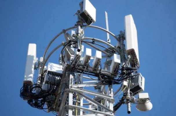 Scandal într-o localitate din cauza unei antene 5G. Preotul a devenit mediator între săteni și primar