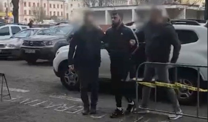 Bărbatul care a agresat o femeie în Centrul Vechi, reținut pentru 24 de ore