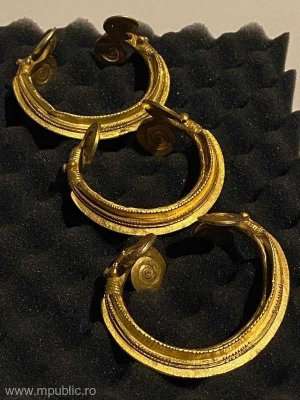  Trei brăţări preistorice din aur sustrase din România, aduse în ţară din Belgia